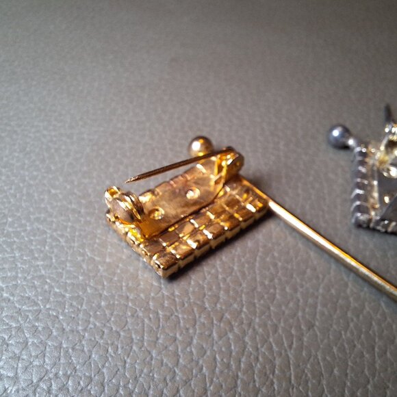 Pair Of Rhinestone‎ American Flag Brooch Pins With Gold & Silver Tones - Picture 7 of 8